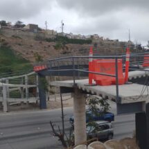 Ayuntamiento de Tijuana exhorta a no usar puente peatonal inconcluso en Libramiento Rosas Magallón
