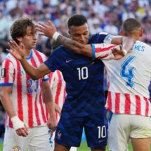 Francia vence a Paraguay con gol de penalti de Mbappé y avanza a cuartos