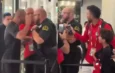 Miembro del cuerpo técnico de Egipto confronta a policía en Dallas por impedir foto a niño