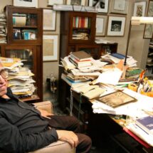 Documentos del FBI revelan vigilancia a Carlos Monsiváis por vínculos con Black Panthers