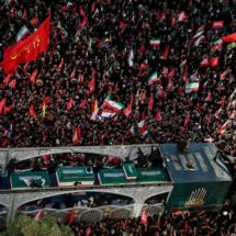 Sepultan a Ali Jameneí en el santuario de Mashad tras una semana de funeral multitudinario
