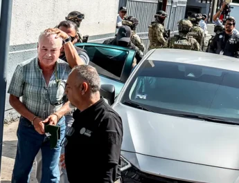 Bloquean cuentas de Ernesto Ruffo por operaciones inusuales; su hija pide protección en embajada de EU