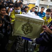 Investigan fallos de seguridad y salidas bloqueadas tras incendio en bar de Bangkok que deja 30 muertos