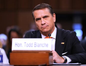 Todd Blanche supera votación clave en comité del Senado para ser fiscal general de EE.UU.