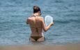 El bikini tanga se consolida como tendencia principal en Europa para el verano de 2026