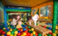 Publican artículo sobre adaptar la vida social a la de los hijos